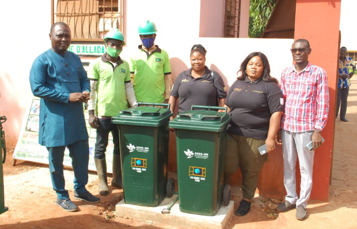 La Casa Grande Bénin installe des poubelles publiques du centre ville d'Allada