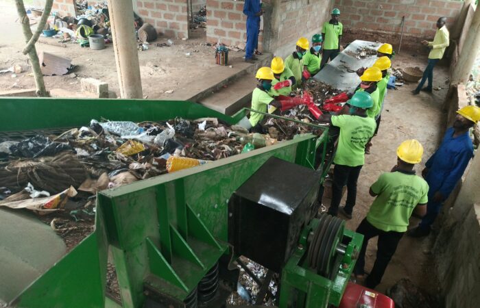 ONG CASA GRANDE BENIN - Table de tri des déchets collectés